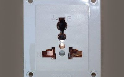 A universal socket with exposed contacts